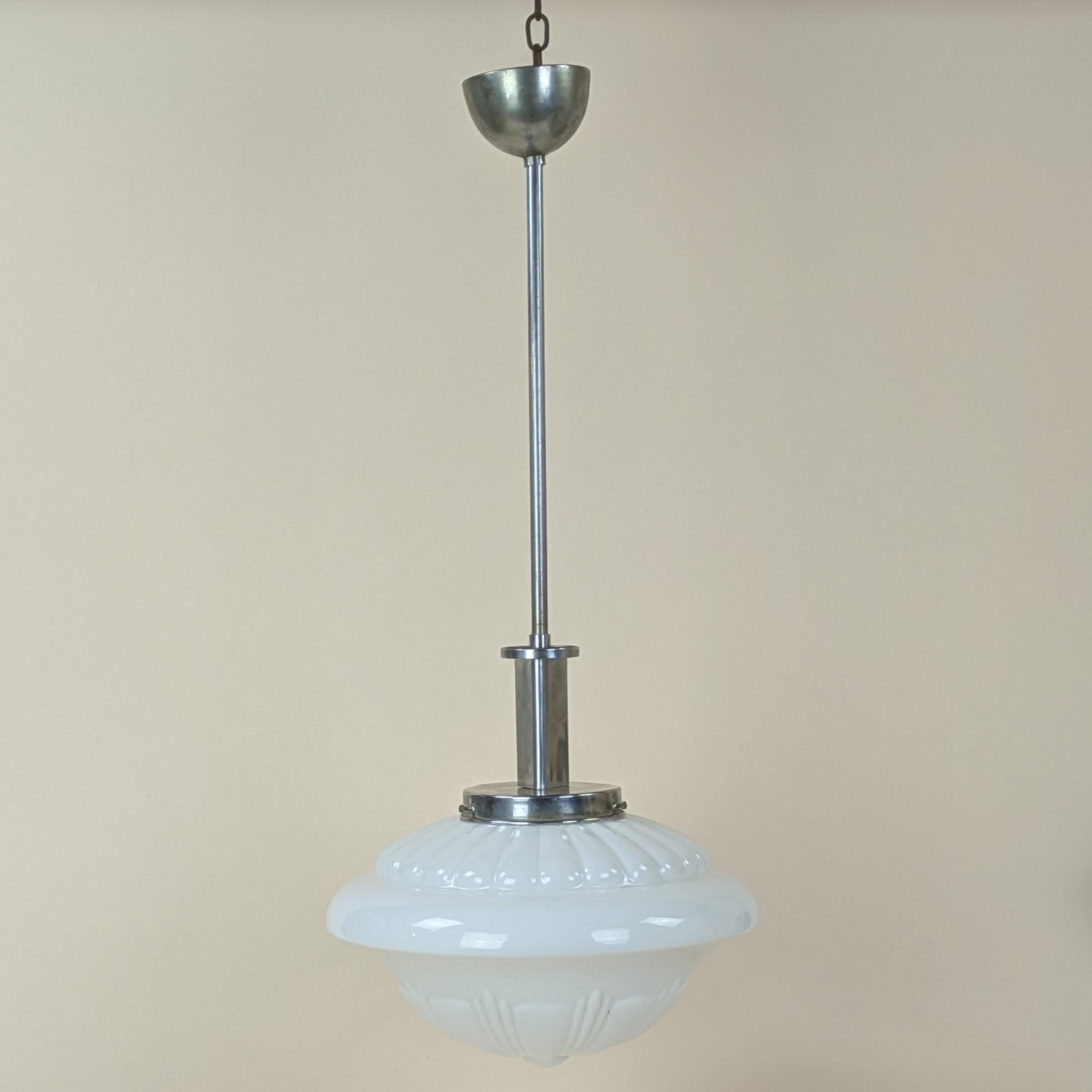 Ancien plafonnier globe boule opaline blanche socle porcelaine blanche luminaire suspension - Décoration Ancien plafonnier globe boule opaline blanche socle porcelaine blanche luminaire suspension - Décoration
