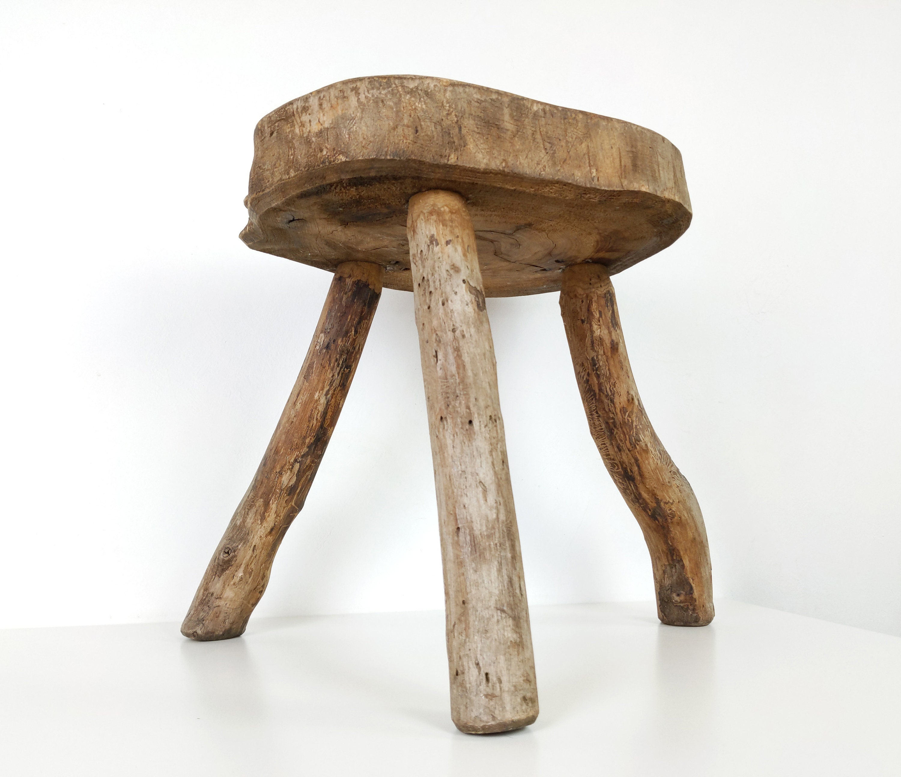 Rustique Primitif Français à Trois Jambes Branche d'arbre en Bois et Dessus de Tronc Table d'appoint