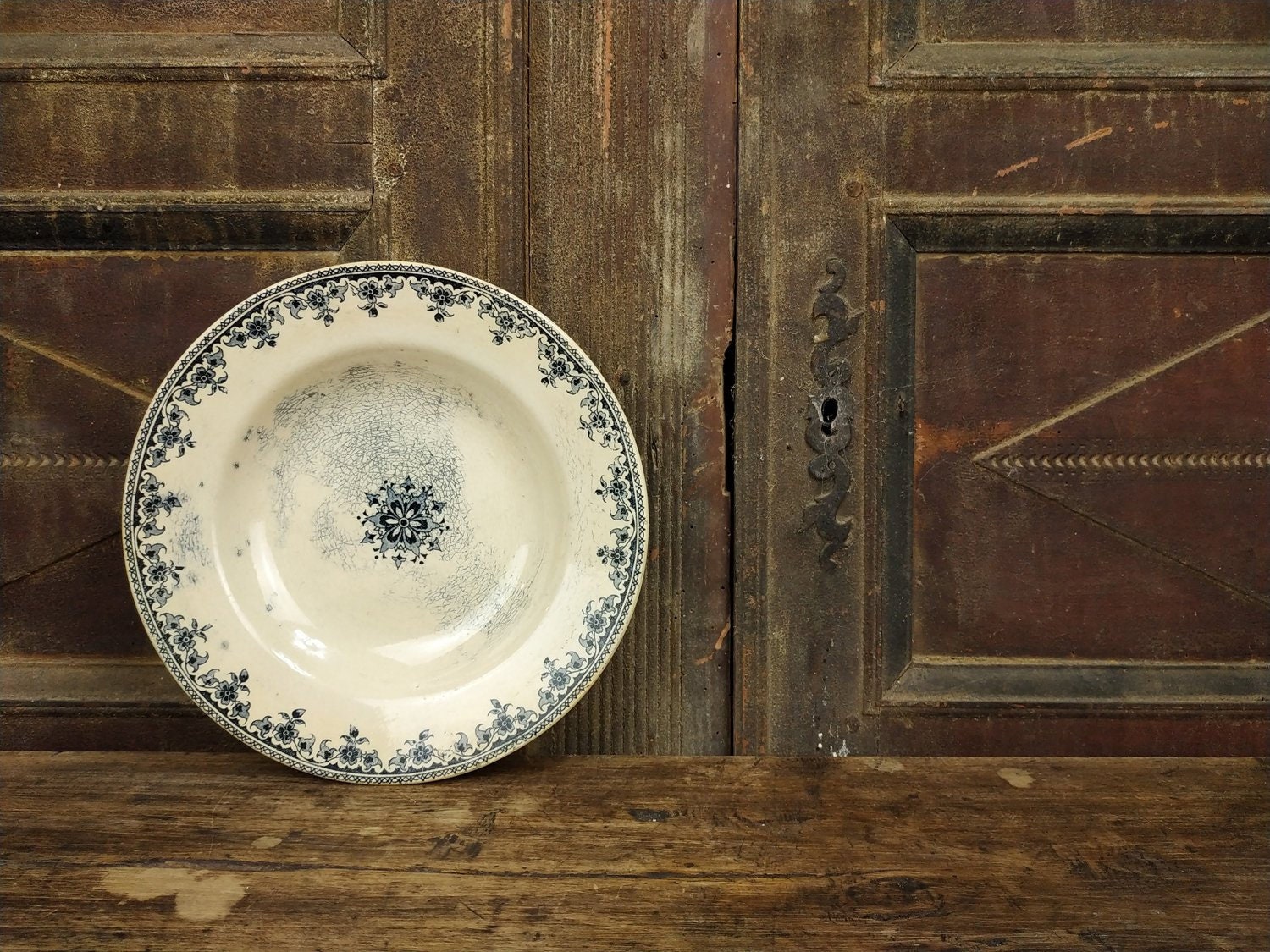 Antique Français Shabby Choisy Le Roi Ironstone Pottery Bowl avec Blue Transferware Décoration