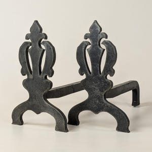 Antika franska smidesjärns-Andirons, Fleur de Lis eldhundar