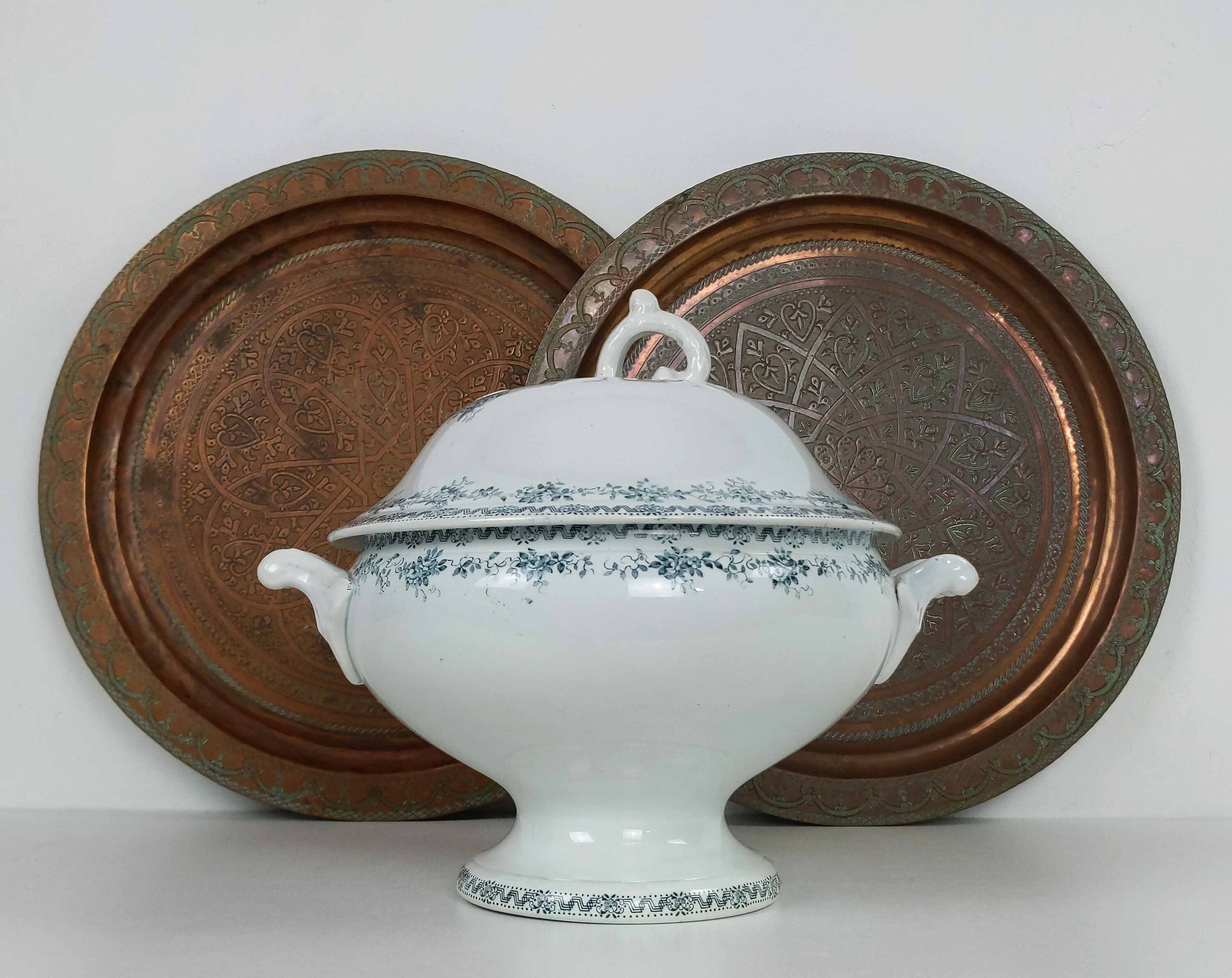 Antique Français St Amand Blanc et Bleu Ironstone Piédestal Tureen, Rustique Cuisine Poterie Servant