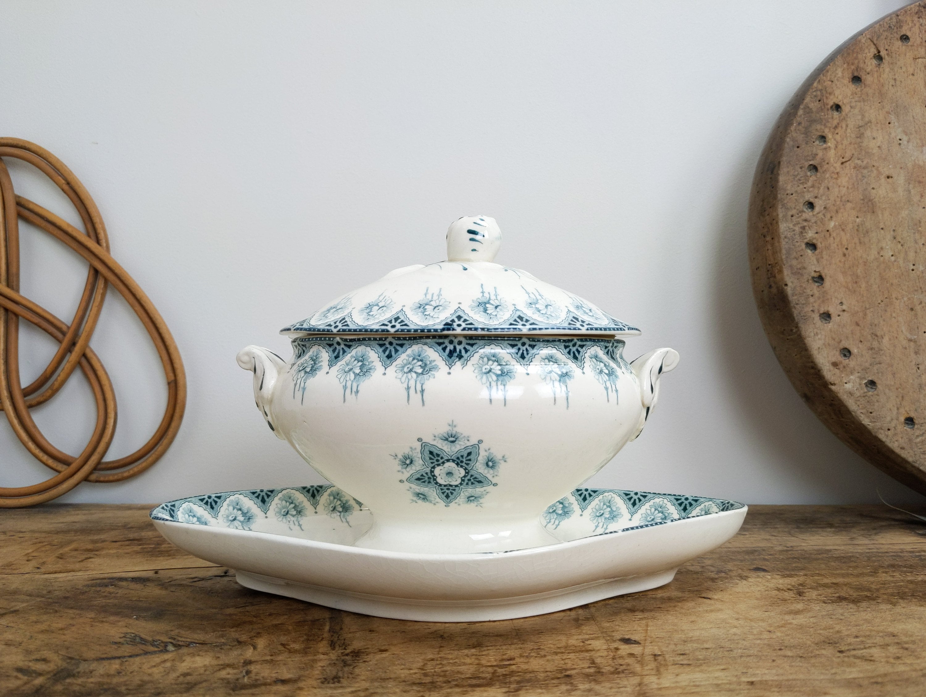 Antique Français Boulogne Sauce Poterie Pierre de Fer ou Sauce Bateau avec Poignées Rococo et Décora