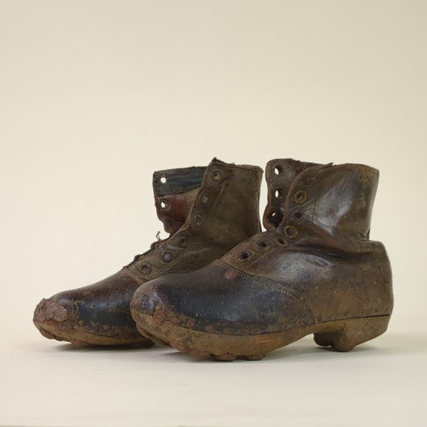 Chaussures d’hiver antiques Français pour enfants avec clous en acier en bois de cuir, cabinet de curiosité, vêtements anciens pour enfants