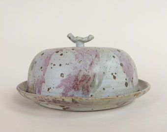 Ceramica da studio in gres francese Cloche di formaggio beige e rosa con manico attorcigliato, biscotto e cupola di formaggio, centrotavola in ceramica francese