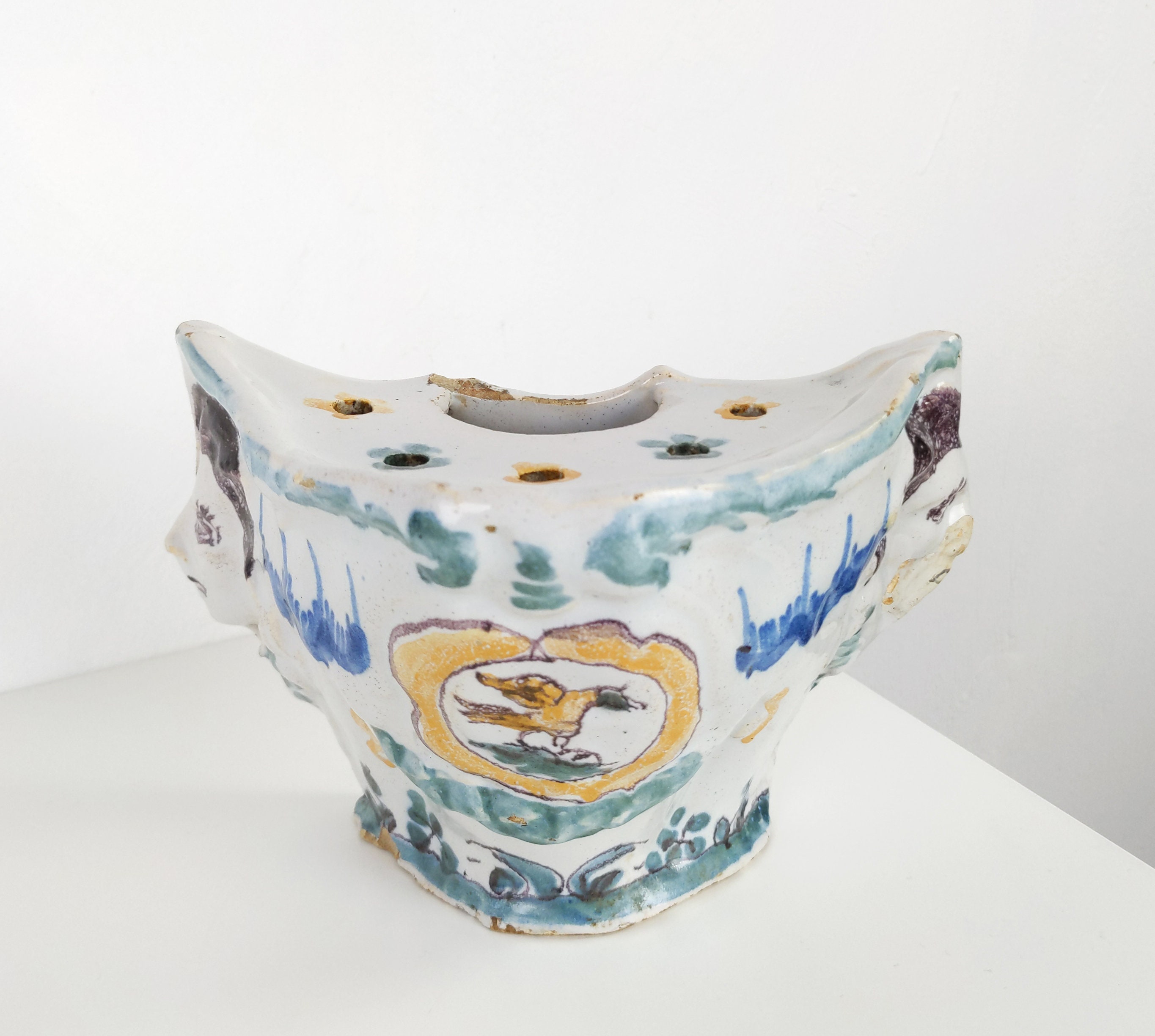 Rare Antique Français 1800S Faïence Poterie Murale Accrochage Fleur Vase Décoré de Fleurs et d'oisea