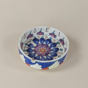 Cenicero de cerámica pintado a mano con diseño floral vintage, decoración para el hogar, azul, morado y verde, idea de regalo artístico único.