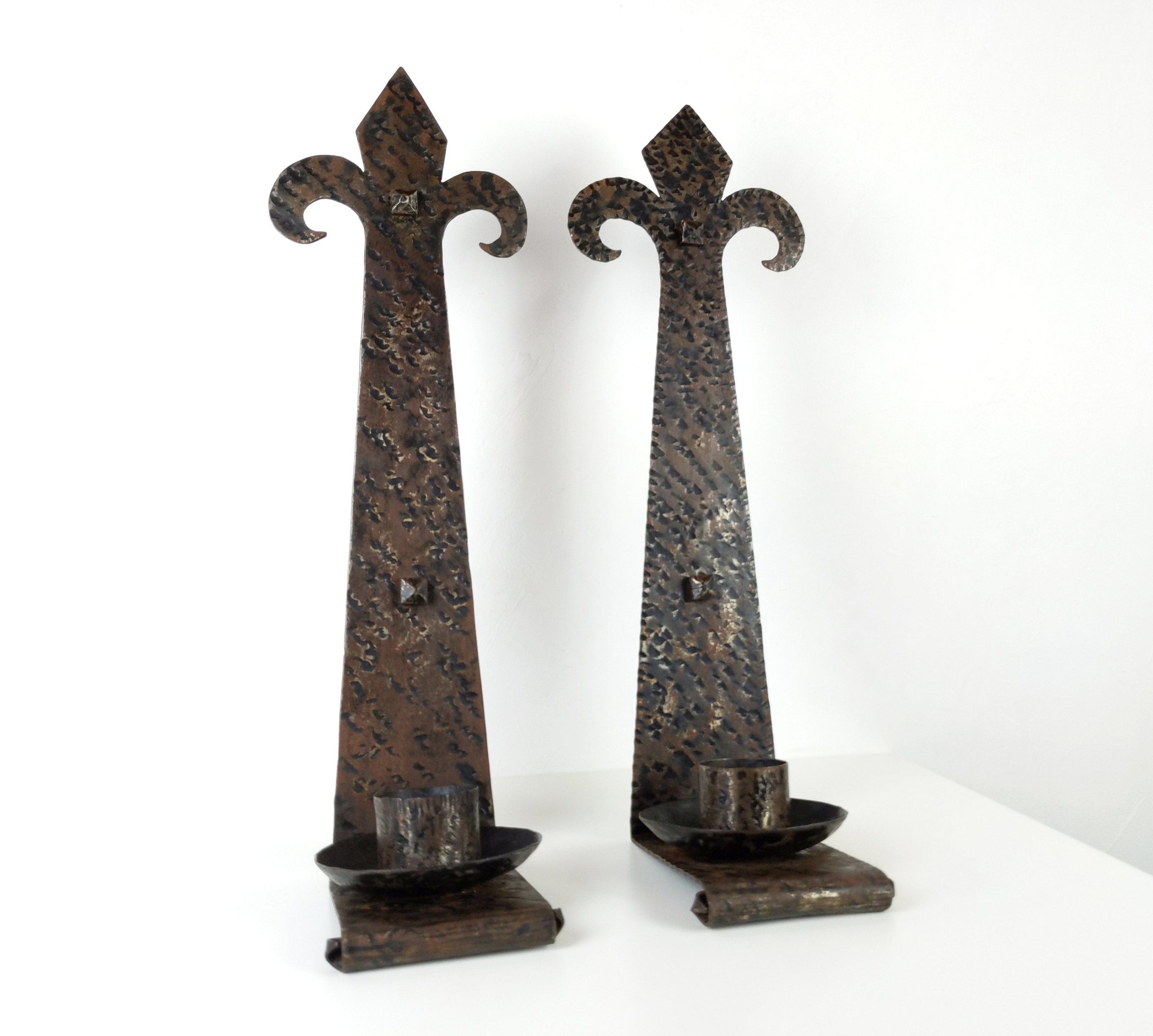 Vintage Oversize Paire Of Français 1970S Mid Century Hammered Forged Wrought Iron Fleur de Lys Wall 