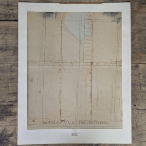 Puede incluir: Una obra de arte rectangular enmarcada con un fondo de papel beige, líneas verticales oscuras y finas, y una forma abstracta de color azul claro pálido en la parte superior. El papel muestra signos de envejecimiento con manchas marrones.