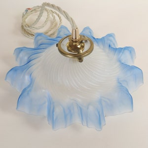 Französische blaue Glas Deckenleuchte mit Messing Hardware und beigem Stoffkabel + Porzellan Deckenrose, Rüschen Petticoat Hängeleuchte