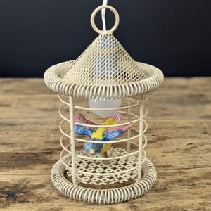 Jaren 1950 vogelkooilamp keramische vogel, draadtafellamp uit het midden van de eeuw, hangende retro lantaarn, eclectische kinderkamerinrichting, aardewerk aviaire nachtlampje