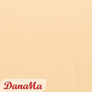 Könnte beinhalten: Einfarbiger, hellpfirsichfarbener Hintergrund mit dem roten Text "DanaMa" in einer stilisierten Schriftart am unteren Rand. Der Hintergrund hat eine einheitliche Farbe und bietet eine schlichte und saubere Ästhetik.