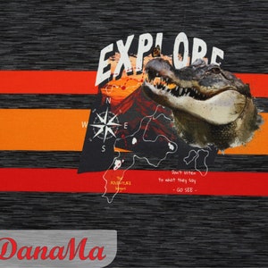 Könnte beinhalten: Ein schwarz-graues gestreiftes T-Shirt mit einer Grafik eines Alligators, eines Kompasses und einer Bergkette. Der Text "EXPLORE" ist in einer Retro-Schriftart. Der Text "Don't listen to what they say - GO SEE -" befindet sich ebenfalls auf dem Shirt.