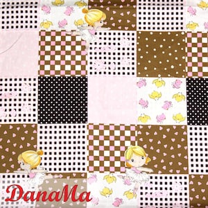 Könnte beinhalten: Ein Patchwork-Stoff mit einem sich wiederholenden Muster aus rosa, braunen, weißen und schwarzen Quadraten. Das Design umfasst Cartoon-Ballerinas, Küken, Tupfen und Karomuster. Der Text "DanaMa" ist in der unteren linken Ecke sichtbar.