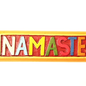 Handgeschnitztes &quot;NAMASTE&quot; -Zeichen im Holz, nepalesische Grüße &quot;NAMASTE&quot; -Wandbehang, Namaste handgeschnitzt im Holz, nepalesisches Kunsthandwerk, hergestellt in Nepal;