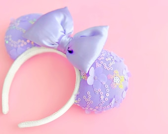 Orejas de ratón con flores lilas