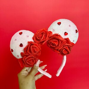 Orejas de ratón con rosas para el día de San Valentín