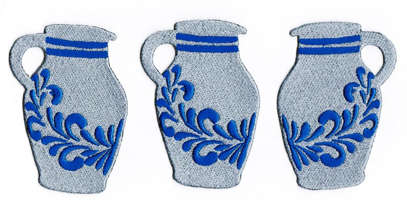 Puede incluir: Tres jarras de cer&aacute;mica azul y blanca con un dise&ntilde;o floral. Las jarras tienen un asa y una boca ancha.