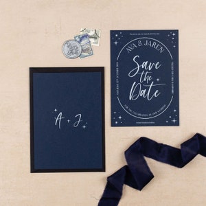RESERVEZ LA DATE | les étoiles réservent une date | Réservez cette date céleste | Réservez la date bleu marine | Mariage 2025 | Mariage 2026 | Echantillon imprimé