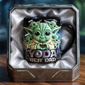 Pode incluir: Uma caneca de cer&acirc;mica preta com um design 3D de Yoda e o texto "YODA BEST DAD". A caneca &eacute; apresentada numa caixa met&aacute;lica decorativa com forro de cetim. Os nomes "David", "Anna", "Rose" e "John" est&atilde;o impressos na caneca.