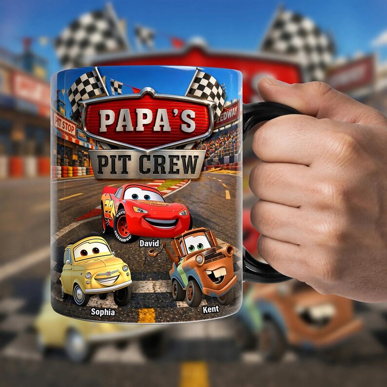 Puede incluir: Taza de cer&aacute;mica con asa negra que presenta un dise&ntilde;o colorido de la pel&iacute;cula Cars. La taza tiene el texto "PAPA'S PIT CREW" e incluye im&aacute;genes de Rayo McQueen, Mate y otros personajes. Tambi&eacute;n son visibles los nombres "David", "Sophia" y "Kent".