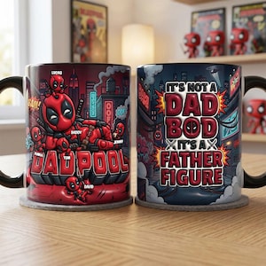 Pode incluir: Duas canecas de cer&acirc;mica com al&ccedil;as pretas. Uma caneca apresenta um design vermelho do Deadpool com o texto "DADPOOL" e nomes de personagens. A outra caneca tem o texto "IT'S NOT A DAD BOD IT'S A FATHER FIGURE" em vermelho e amarelo.