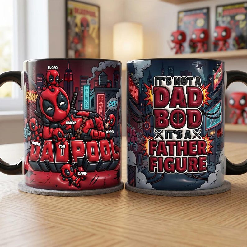 Pode incluir: Duas canecas de cer&acirc;mica com al&ccedil;as pretas. Uma caneca apresenta um design vermelho do Deadpool com o texto "DADPOOL" e nomes de personagens. A outra caneca tem o texto "IT'S NOT A DAD BOD IT'S A FATHER FIGURE" em vermelho e amarelo.