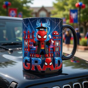 K&ouml;nnte beinhalten: Ein dunkelblauer Keramikbecher mit einem Spider-Man-Cartoon-Charakter in einem Abschlussgewand und Doktorhut mit dem Namen DAVID, der ein Diplom h&auml;lt. Das Design zeigt ein rot-blaues Geb&auml;ude, Spinnennetze und das Wort GRAD.