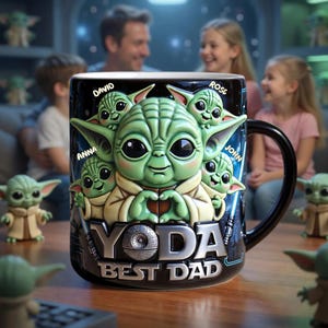 Pode incluir: Caneca de cer&acirc;mica preta com Yoda e suas semelhan&ccedil;as, com o texto "YODA BEST DAD". A caneca tem uma al&ccedil;a preta e os nomes "David", "Anna", "Rose" e "John" s&atilde;o impressos na caneca.