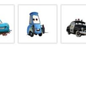 Puede incluir: Colecci&oacute;n de personajes de coches de dibujos animados, incluyendo un Fiat 500 amarillo, un coche de carreras azul con aler&oacute;n, un coche azul con carretilla elevadora, un coche de polic&iacute;a en blanco y negro, un coche de carreras rojo y una gr&uacute;a marr&oacute;n.