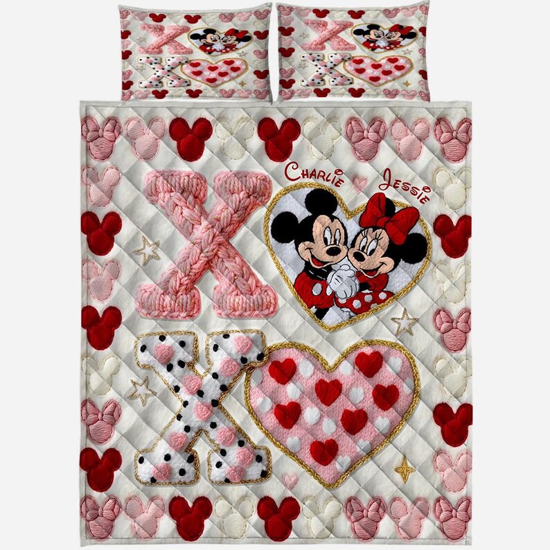 Puede incluir: Un juego de cama acolchado blanco con Mickey y Minnie Mouse. El juego incluye un edred&oacute;n y dos fundas de almohada. El edred&oacute;n tiene un gran coraz&oacute;n con Mickey y Minnie, y los nombres "Charlie" y "Jessie". El edred&oacute;n est&aacute; decorado con corazones y formas de Mickey Mouse.