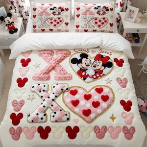 Puede incluir: Un edred&oacute;n blanco con detalles en rosa y rojo, con Mickey y Minnie Mouse. El dise&ntilde;o incluye grandes X rosas, corazones y siluetas de Mickey Mouse. Dos almohadas y cortinas a juego completan el conjunto.