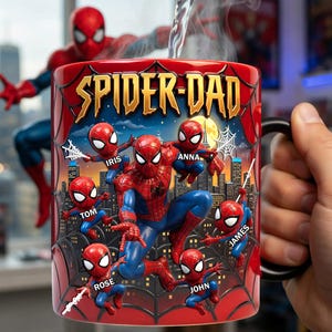 Puede incluir: Taza de cer&aacute;mica roja con las palabras "SPIDER-DAD" en letras doradas. La taza presenta a Spider-Man con seis figuras m&aacute;s peque&ntilde;as de Spider-Man, cada una con un nombre. El fondo representa un paisaje urbano bajo un cielo nocturno.