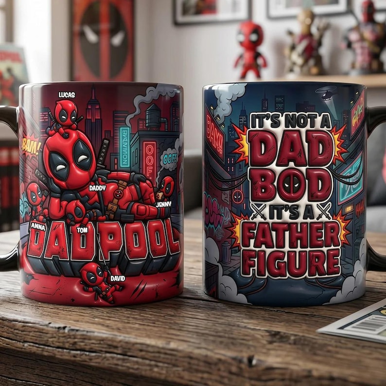 Pode incluir: Duas canecas de cer&acirc;mica com al&ccedil;as pretas. Uma apresenta um design Deadpool vermelho e preto com o texto "DADPOOL" e nomes. A outra tem um design azul e vermelho com o texto "IT'S NOT A DAD BOD IT'S A FATHER FIGURE."