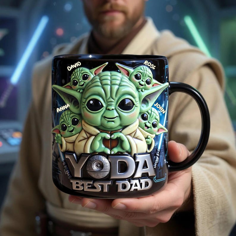 Pode incluir: Caneca de cer&acirc;mica preta com um design 3D de Yoda e o texto "YODA BEST DAD". A caneca tem uma al&ccedil;a preta e &eacute; decorada com os nomes "DAVID", "ANNA", "ROSE" e "JOHN".