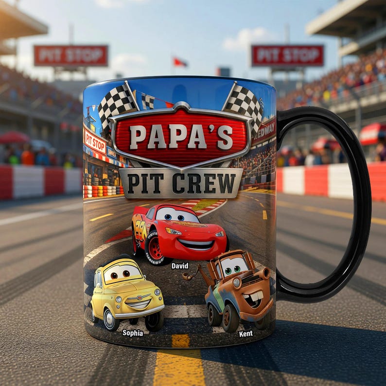 Puede incluir: Una taza de cer&aacute;mica con asa negra, decorada con tem&aacute;tica de carreras. La taza muestra el texto "PAPA'S PIT CREW" sobre im&aacute;genes de coches de carreras animados. Los nombres "David", "Sophia" y "Kent" est&aacute;n debajo de los coches. Banderas a cuadros y un fondo de circuito completan el dise&ntilde;o.