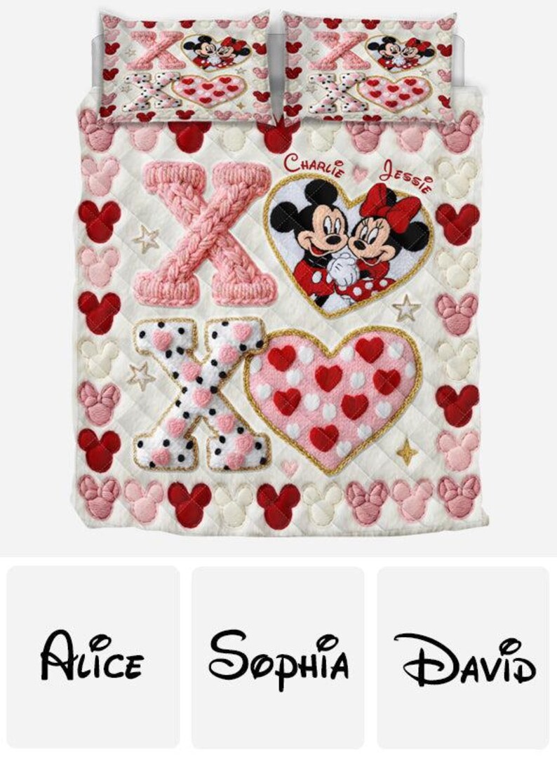 Puede incluir: Una colcha acolchada blanca con un dise&ntilde;o de Mickey y Minnie Mouse rosa y rojo. Incluye las letras X y O, corazones y siluetas de Mickey Mouse. Los nombres "Charlie" y "Jessie" est&aacute;n bordados en la parte superior.