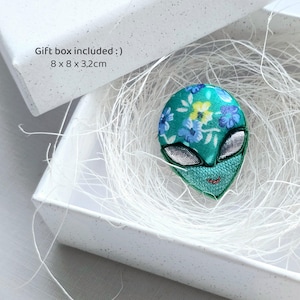 Broche o imán de extraterrestre hecho a mano – Pin de insecto de ciencia ficción – Regalo OVNI para amantes del espacio – Accesorio peculiar inspirado en la galaxia – Joyería peculiar