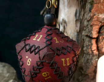 Llavero de D&D de piel sintética con diseño de dado de 20 caras