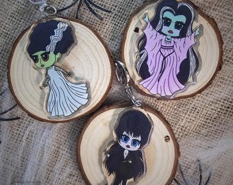 Llavero acrílico con dije de Reina del Horror: Lily Munster, Novia de Frankenstein, Elvira.