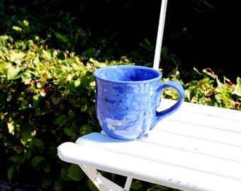 Tee und Kaffeebecher blau mit Flecken