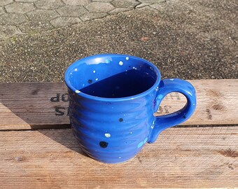 Tee und Kaffeebecher blau mit Flecken 76