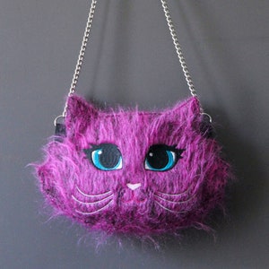 CHAC MRAOW Handtasche Katzenkopf Wolle Tierhaare mohair lange rosa gestickt Gesicht Augen blau Schnauzer Schnurr geschweißt satin zip schwarz Kette Metall
