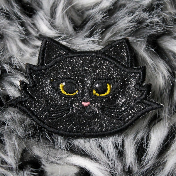 Badge MRAOW broche tête de chat tissu noir paillettes noires brodé visage yeux jaunes nez rose museau moustaches noires fabriquée en France