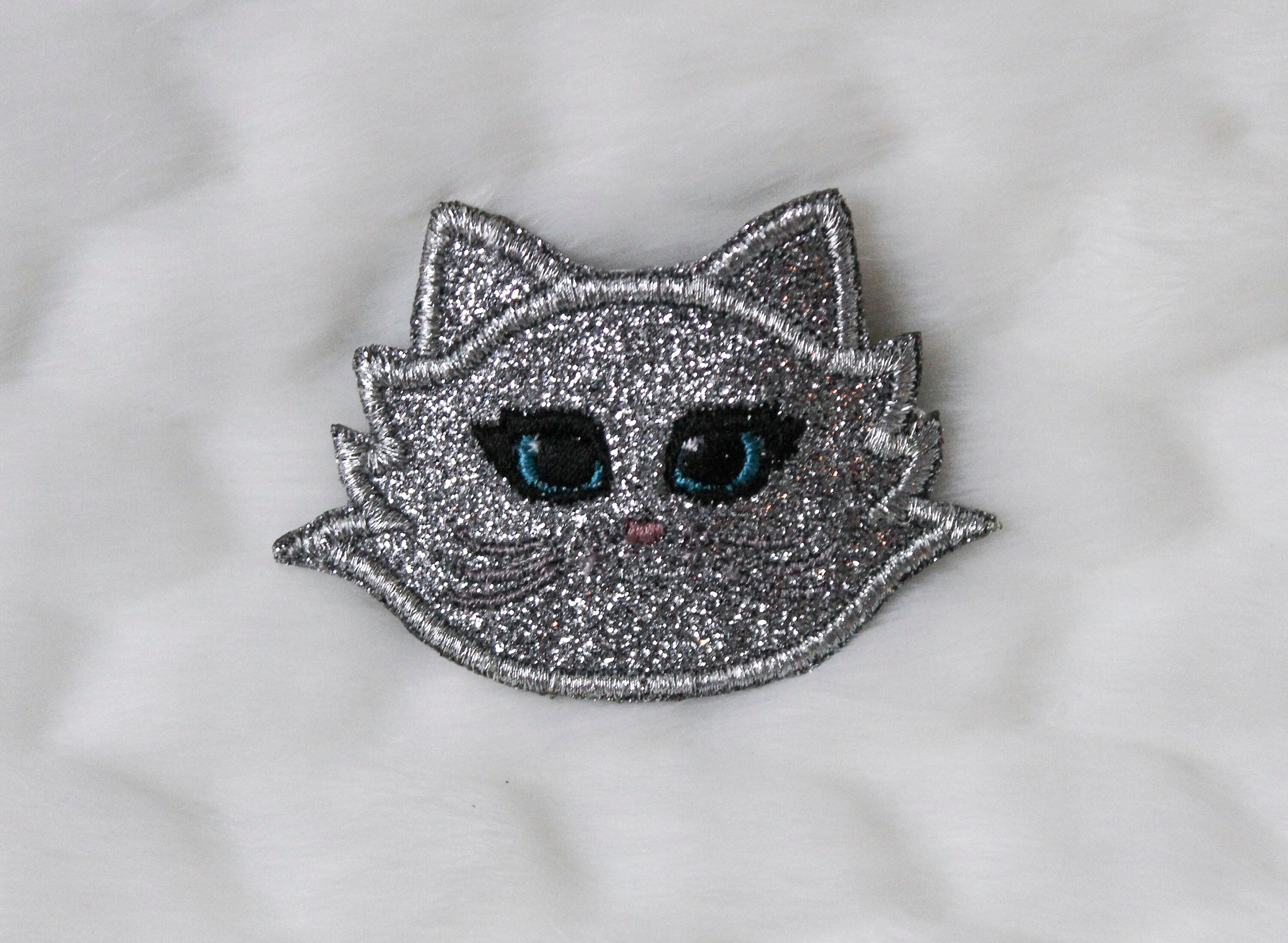 Badge Broche Tête De Chat Bleu RDA - Style Plastique Fantastique - Neuf Avec étiquettes