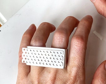Anillo perforado de dos dedos industrial chic, banda ancha abstracta futurista plateada, anillo de aluminio ajustable estilo blade runner