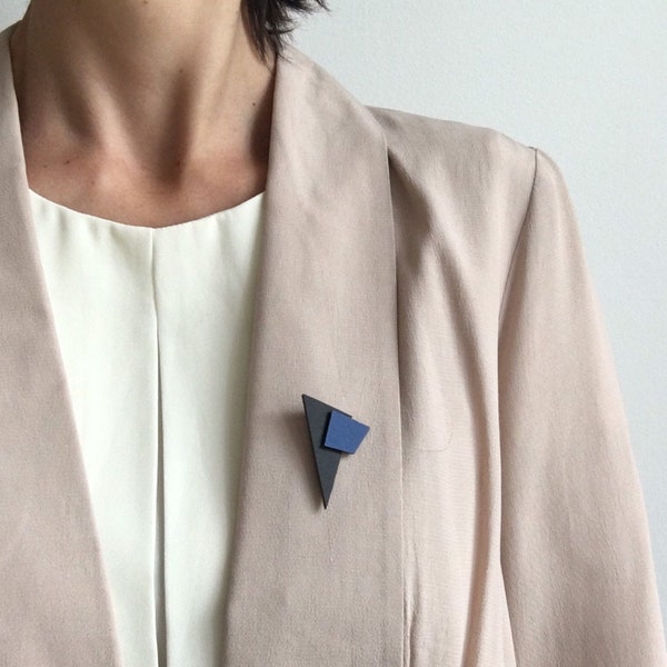 Insignia de alfiler de solapa minimalista negra y azul, broche de cuello geométrico moderno y simple para hombres y mujeres, corbata negra artística y alternativa