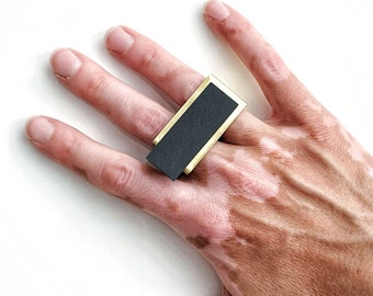 Anillo de dos dedos futurista negro y dorado