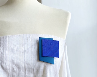 Grande broche géométrique cobalt et bleu roi, broche suprématiste ultramarine et grande émer, bijoux architecturaux unisexes minimalistes pour lui