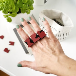 Anillo de monograma grueso rojo, banda de iniciales funky con letras artísticas, gran anillo de seña irónico en negrita, divertido anillo personalizado de gran tamaño para el artista