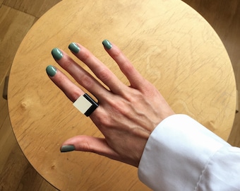 Zwart-witte oversized ring, geometrische statement band verstelbare ring, milieuvriendelijke grote minimalistische ring, kunstzinnig cadeau voor architect